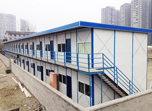 用彩鋼板搭建活動板房有什么優(yōu)勢？